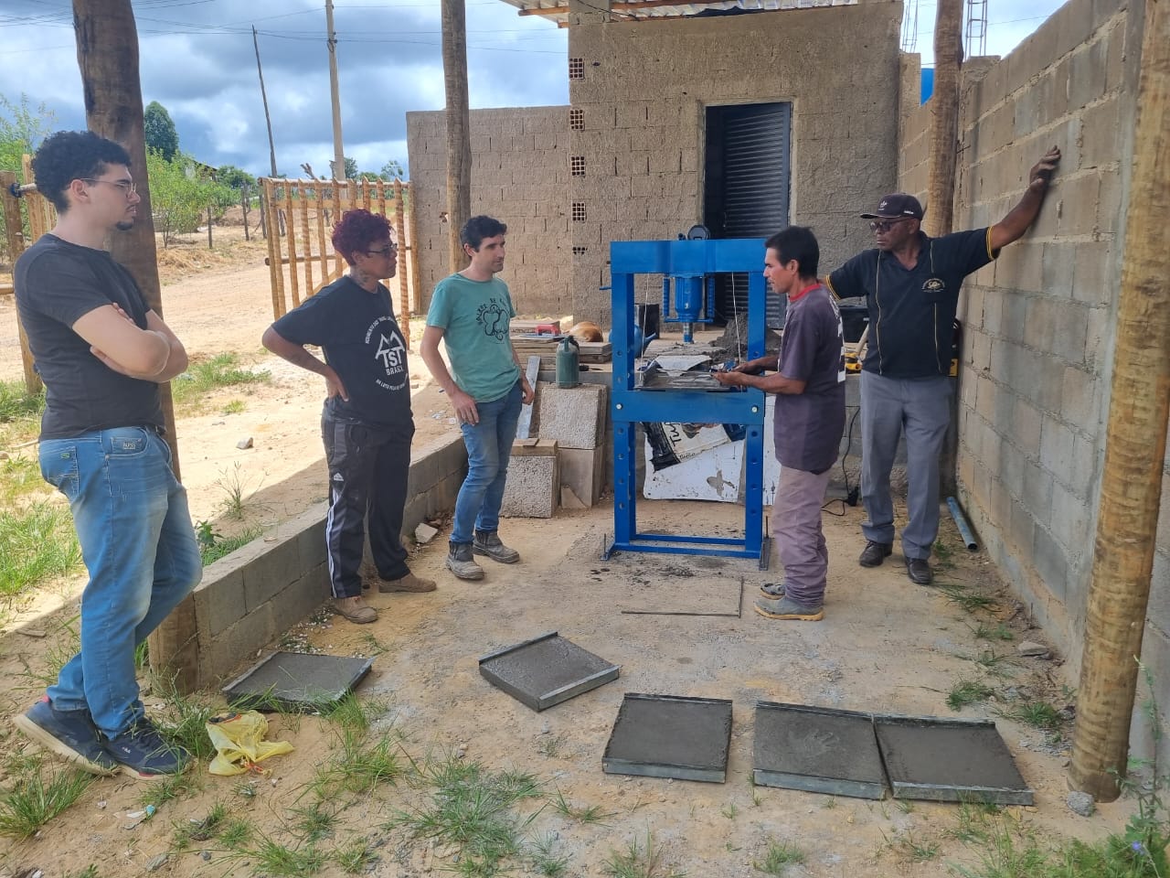 Imatge pels mitjans: Tecnologia per a l'empoderament de comunitats vulnerables: fàbriques sostenibles de plaques de terra-ciment per a l'habitatge digne
